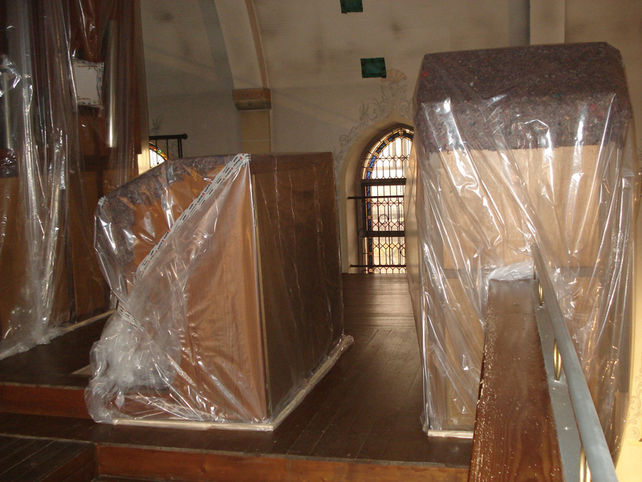 Die Orgel ist gut eingepackt.